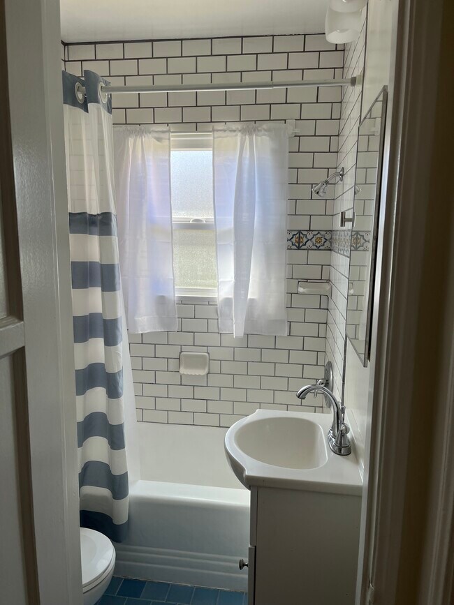 2011 Ocean Park Blvd Unidad C