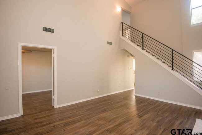 Photo - 5823 Hollytree Dr