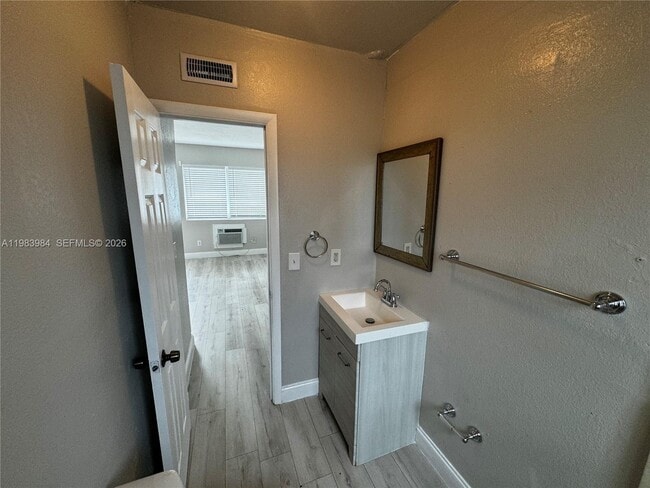 Photo - 1920 Washington Ave Unit 5