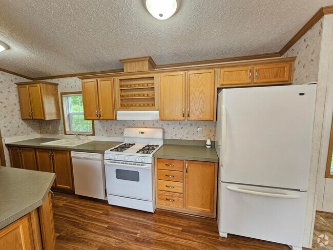Building Photo - 27 Pine Cir Rental