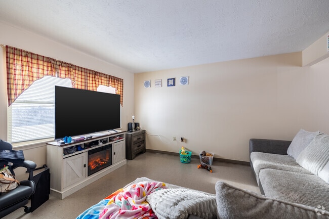 3BR, 1.5BA - Living Room