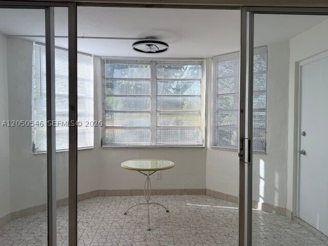 Building Photo - 1301 NE 191st St Unit F-118