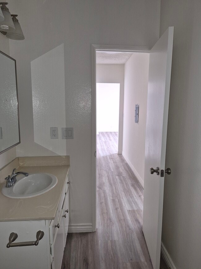 pasillo - 5545 Lindley Ave