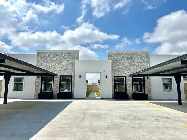 Building Photo - 13 Selena St Unit 3