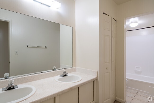2BR, 1BA - 710SF - Bathroom - 404 Forest