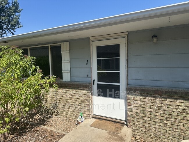 Photo - 601 N Bryan Ave