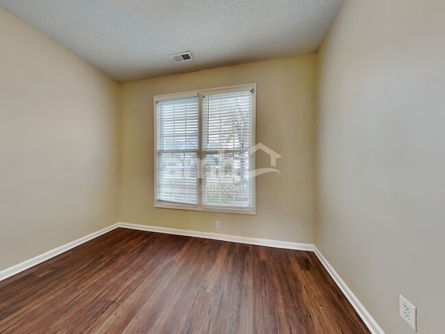 Photo - 537 Hanska Way