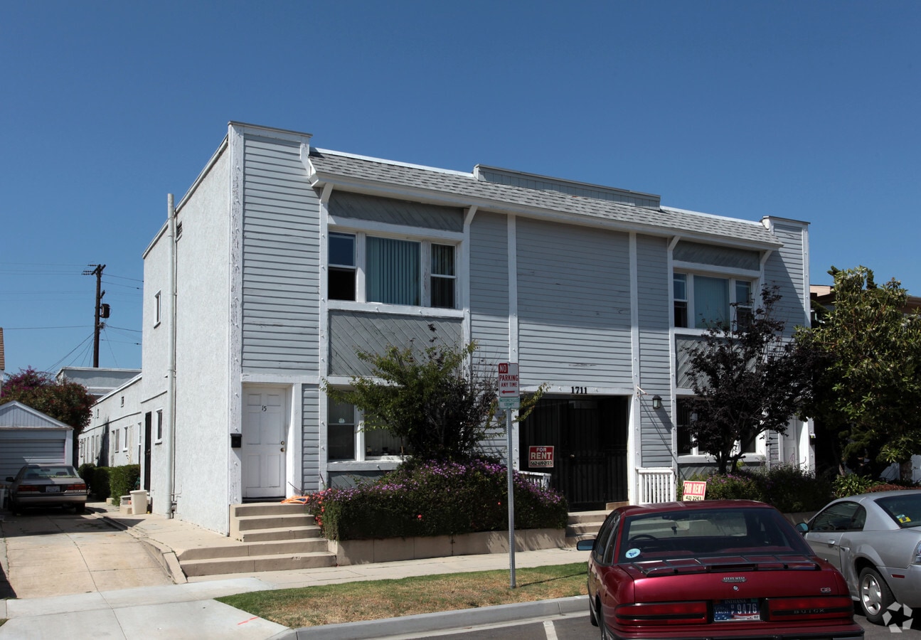 Primary Photo - 1711 E Appleton St Apartments