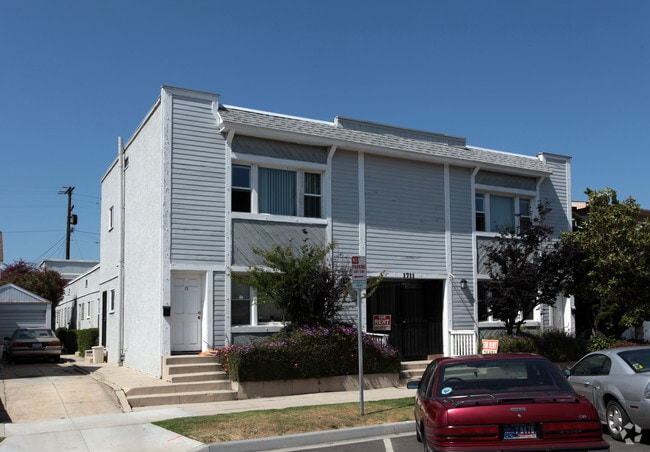 Building Photo - 1711 E Appleton St Rental