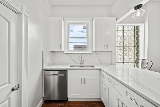 Photo - 3214 W Division St