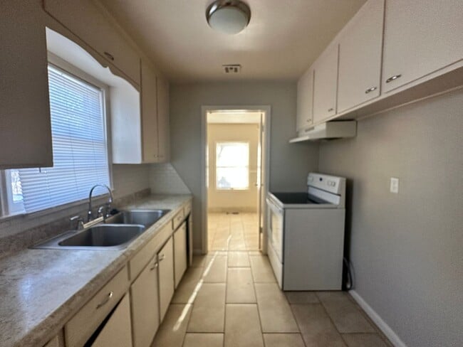 Photo - 616 Eastridge St E
