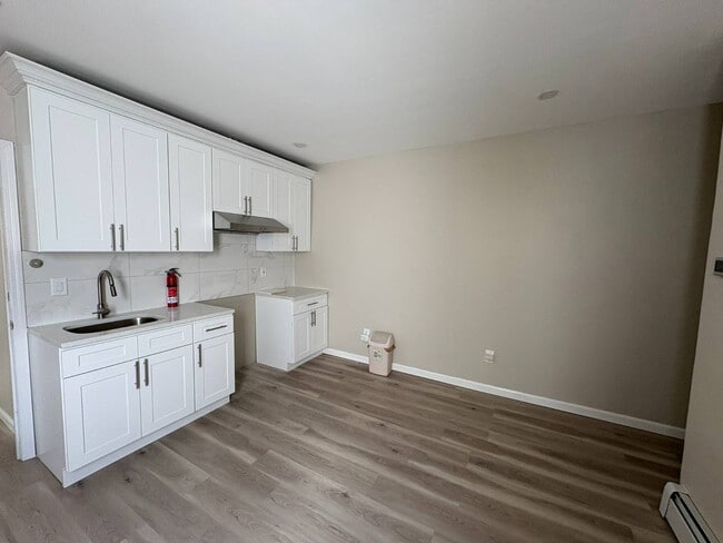 Building Photo - 1765 W 9th St Unit 2