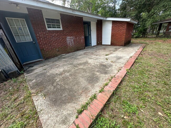 Photo - 3 bedrooms - West Augusta Rental – (30909) Living room, and den-Convenient location close to shop...