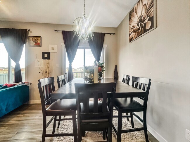 Photo - 7552 Creighton Pl SW