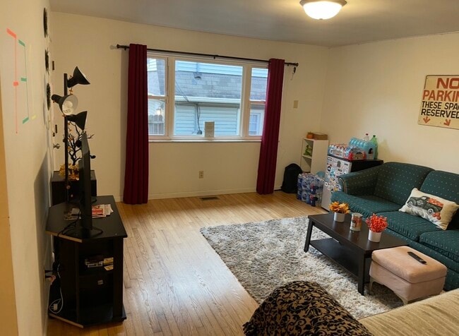 731 S Woodlawn Ave Unit 731 Woodlawn Apt B