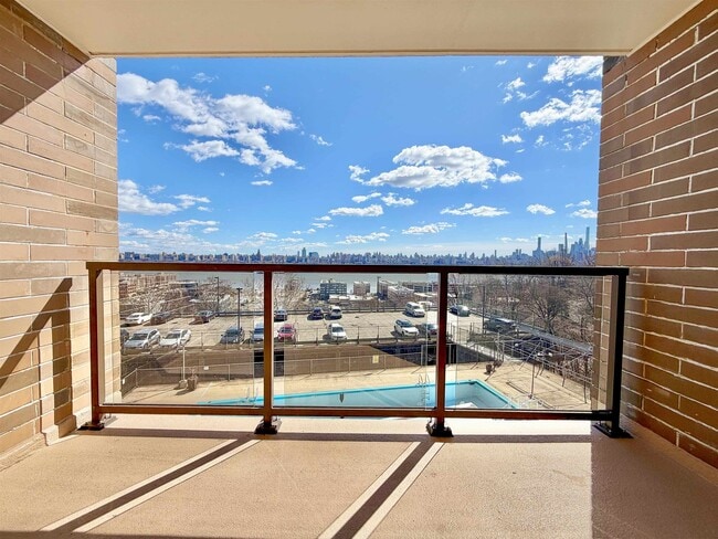 Building Photo - 9060 Palisade Ave Unit 307