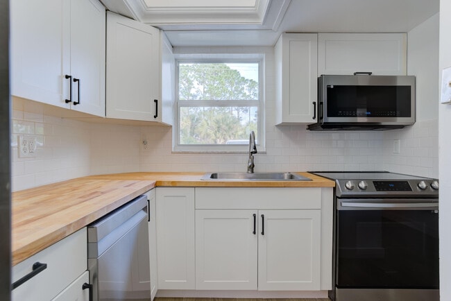 Photo - 18081 SE Country Club Dr Unit 101
