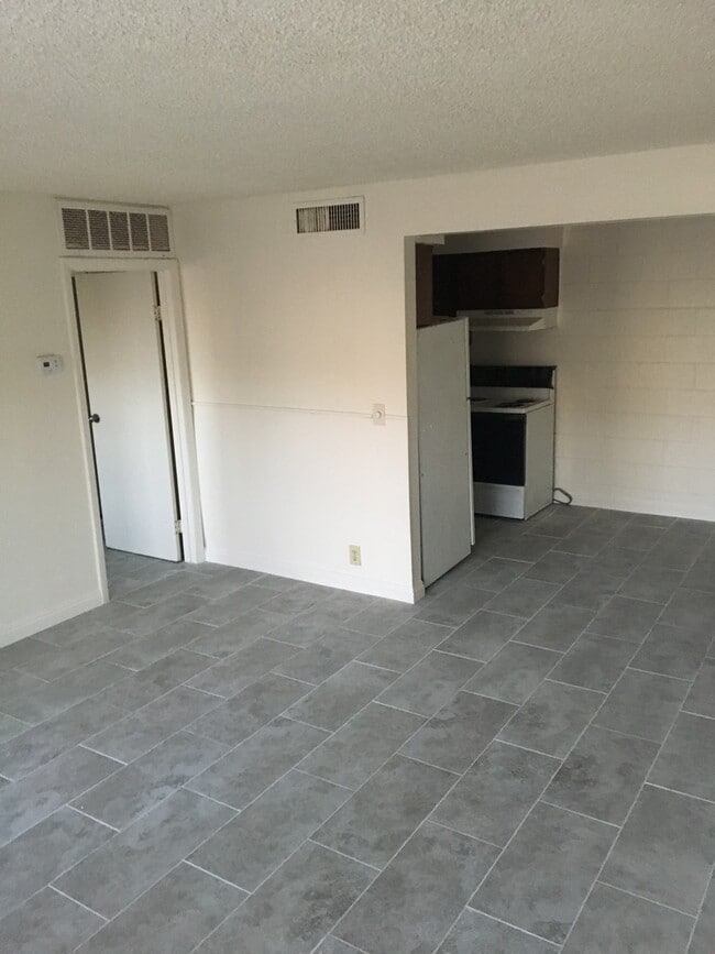 Photo - 615 S Royal Crest Cir