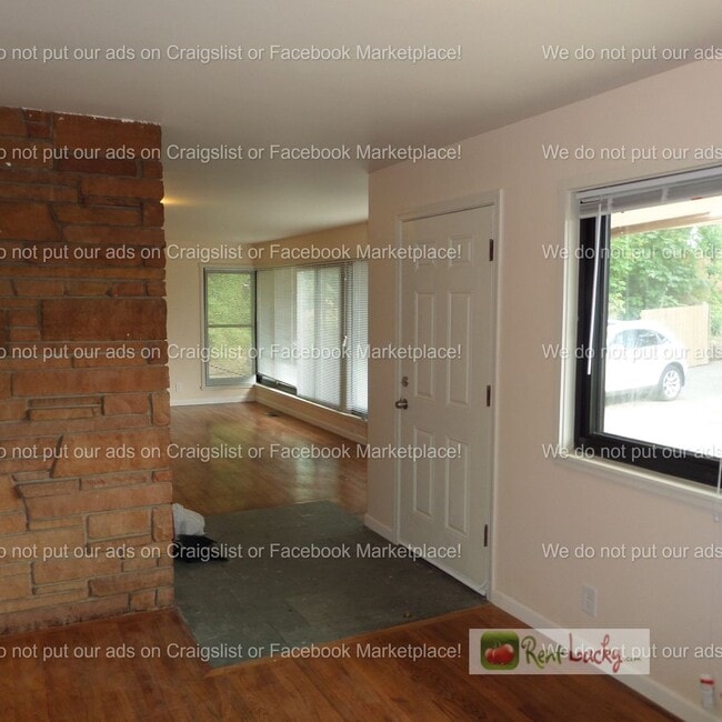 Photo - Cool & HUGE 5-Bedroom Home in Des Moines with Large Detached Shop/Garage!!