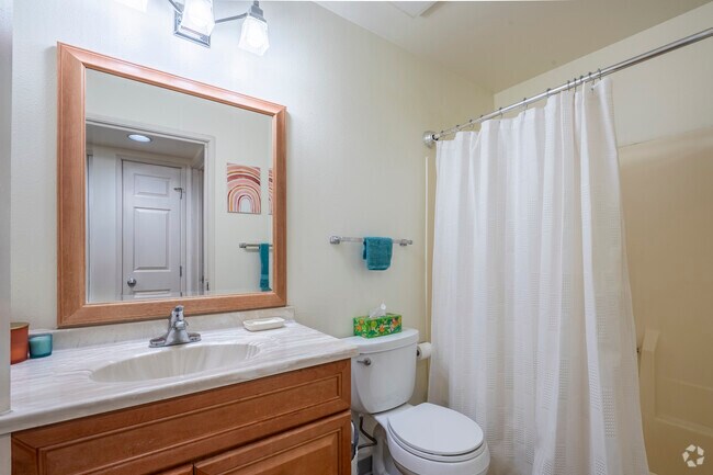 1BR, 2 BA - 840SF - Bathroom - Lakepoint Commons