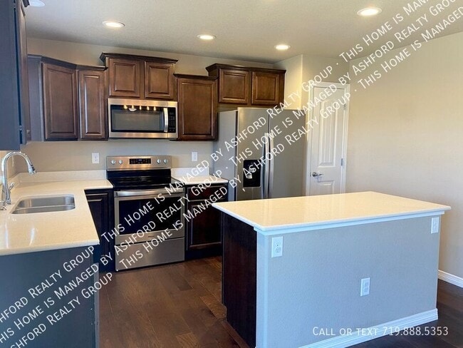 Photo - 6142 Meadowbank Ln