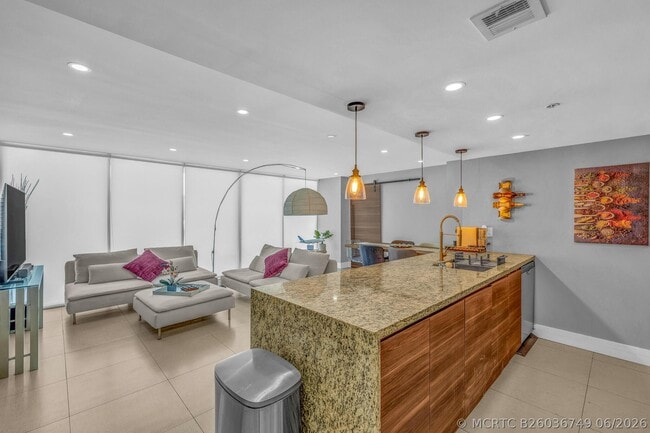 Building Photo - 7601 E Treasure Dr Unit 416