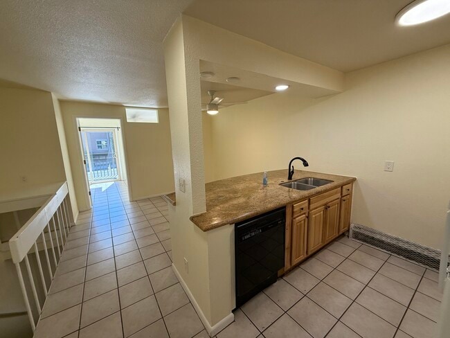 Photo - 1065 University Ave Unidad 121