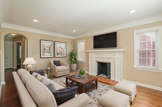 Photo - 1792 Roslyn Rd