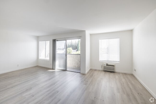 1BR, 1BA - 680SF - Living Room