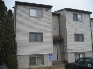 Building Photo - 1 bedroom, 1 bath Condo on Iowa City's wes... Unit 4