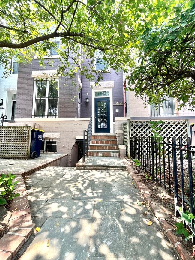1446 Newton St NW