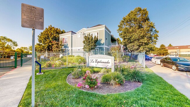 Building Photo - Bright first floor 2 bedroom with washer &... Rental