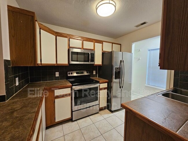 Photo - 802 Selwyn Oaks Ct