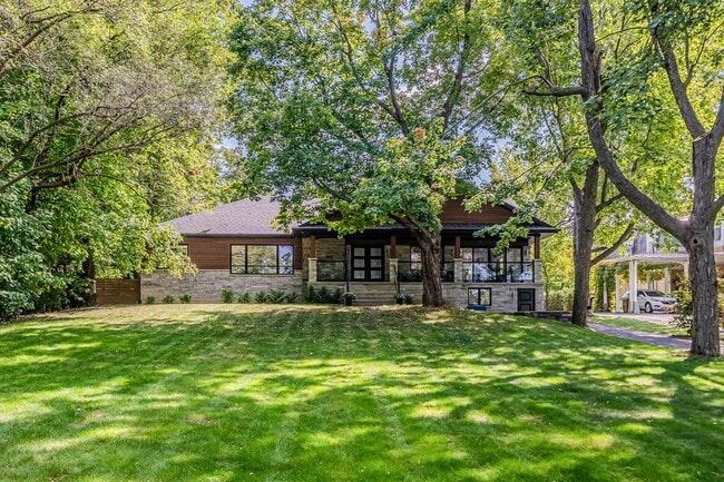 Building Photo - 110 Chem. des Patriotes N