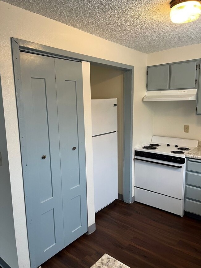 Photo - 2 Bedroom, 1 Bathroom Upstairs Apartment -...