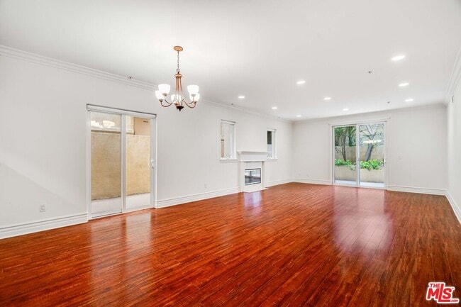 Building Photo - 2306 Fox Hills Dr Unit 102