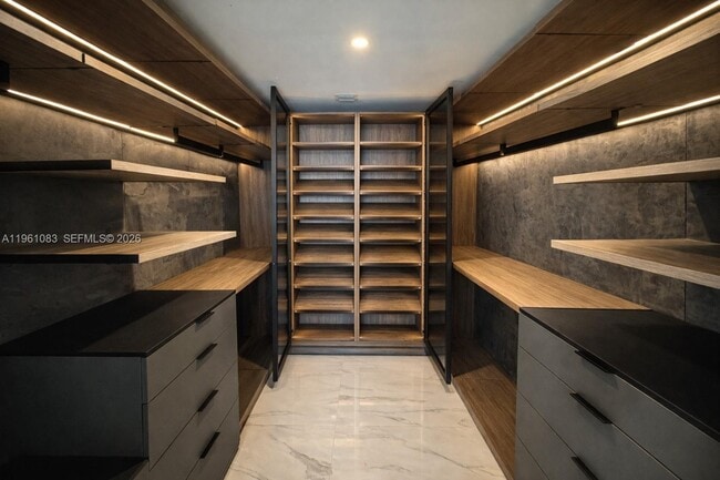 Photo - 700 NE 24th St Unidad 4301