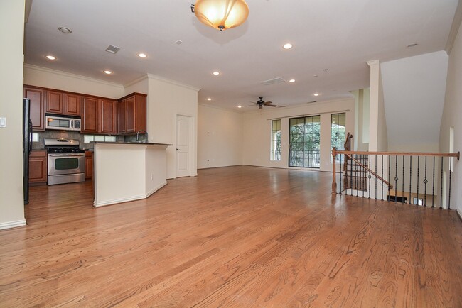 Photo - 5310 Larkin St
