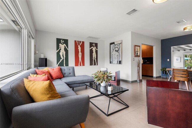 Photo - 425 NE 114th St