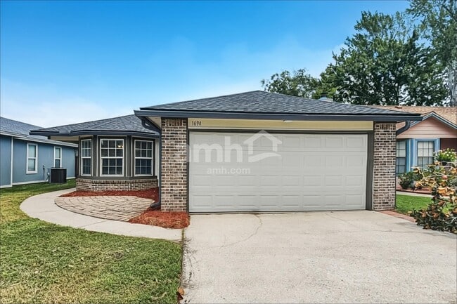Building Photo - 1694 Ashwood Cir