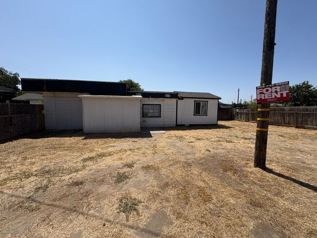 Building Photo - Dinuba country Home Rent Ready !