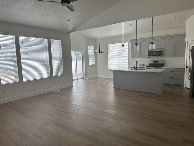 Photo - 491 W 1910 N