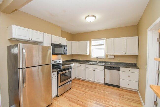 Photo - 817 W 12th St