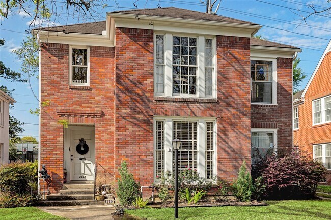 Photo - 2112 Banks St