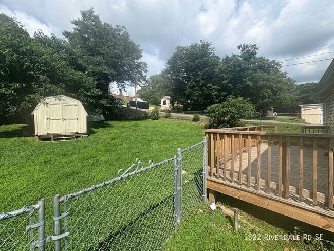 Photo - 1822 Riverdale Rd SE