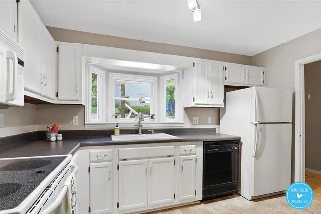 Photo - 5738-5733 3 Oaks Dr
