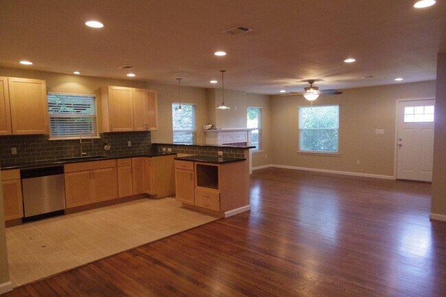 Photo - 3504 Speedway Unidad A