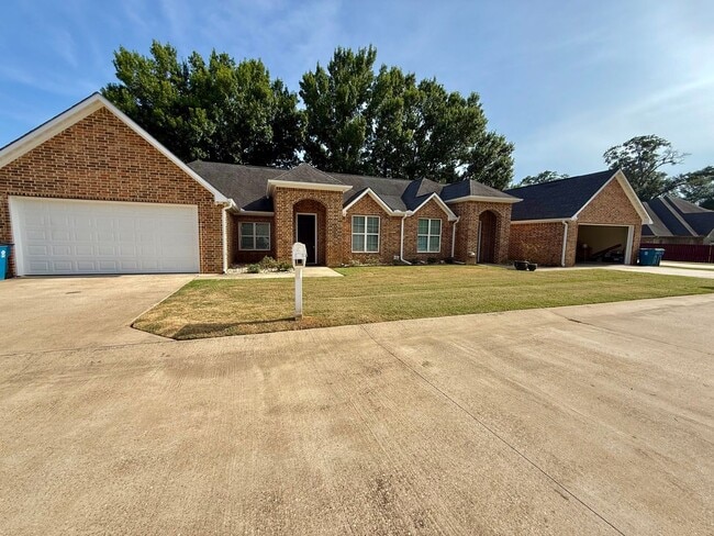 Building Photo - Elegant 4-bed/2-bath plus Garage!