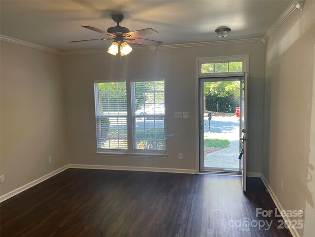 Photo - 5044 Parkview Way