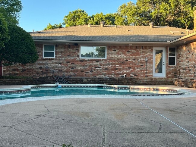Photo - 2401 Westridge Dr